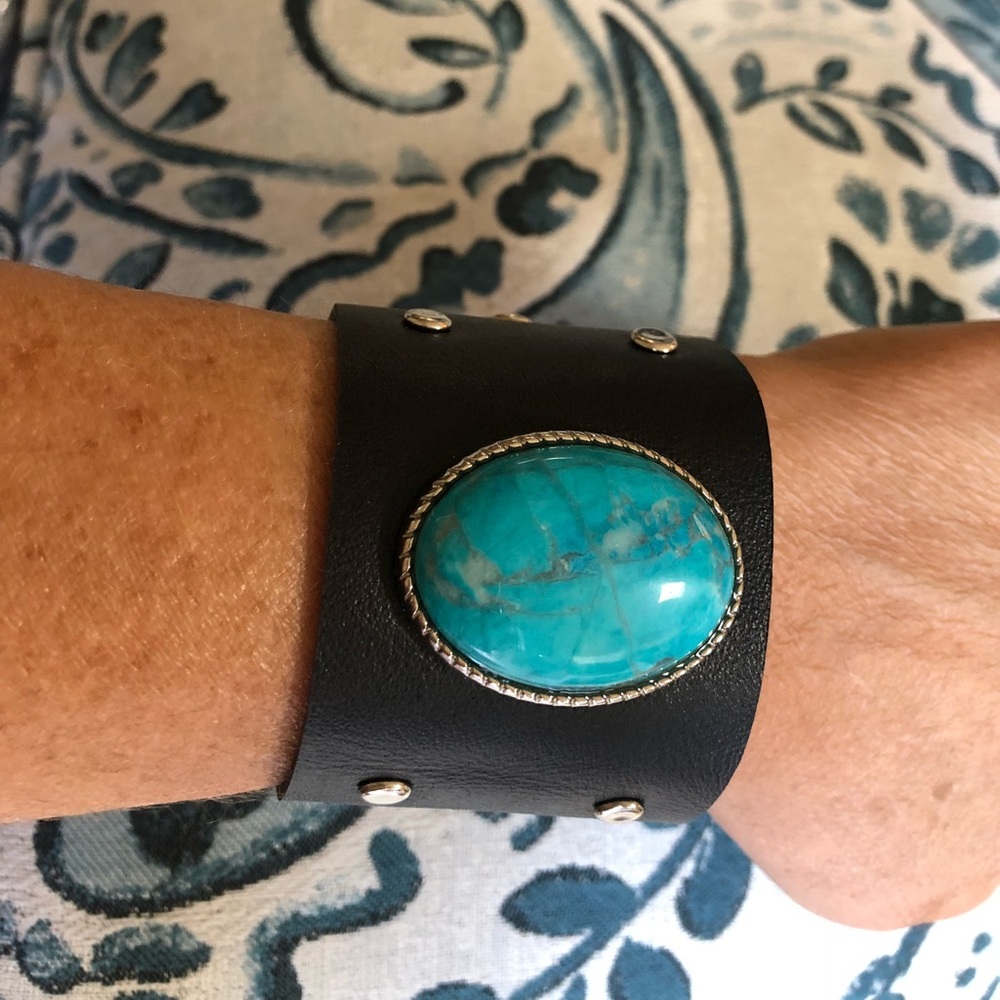 Back in stock!One more now in stock 🇺🇸Made in 🇺🇸 Turquoise Leather Bracelet - Picture 5 of 6